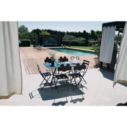 Chaise De Jardin Pliante FERMOB Bistro Métal - Bleu Abysse -Jardin Mobilier Magasin 010192 chaise jardin pliante fermob bistro metal bleu abysse ambiance 1