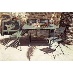 Table De Jardin 8 Personnes FERMOB Cargo 128 X 128 Cm - Cactus -Jardin Mobilier Magasin 024182 table de jardin fermob cargo 128 x 128 cm cactus ambiance 2