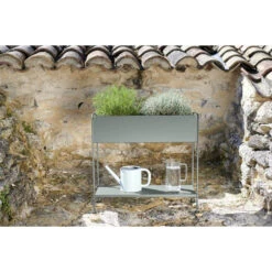 Étagère Cache-pot FERMOB Picolino - Romarin -Jardin Mobilier Magasin 324948 etagere cache pot fermob picolino romarin ambiance 2