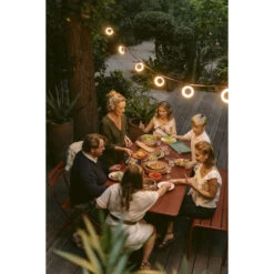 Guirlande Lumineuse FERMOB Hoop - Cerise Noire -Jardin Mobilier Magasin guirlande hoop cerise noire ambiance 1